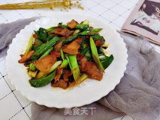 蒜苗回鍋肉——一道川菜的經(jīng)典之作，蒜苗回鍋肉，川菜經(jīng)典之美味呈現(xiàn)